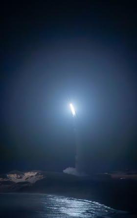 MRBM TARGET: An advanced medium range ballistic missile target is launched from the Pacific Missile Range Facility, Kauai, Hawaii, 作为美国的一部分.S. Missile Defense Agency’s Flight Test Aegis Weapon System-32 (FTM-32), 3月28日举行, 2024年与美国合作举办.S. Navy. (图片/发布)